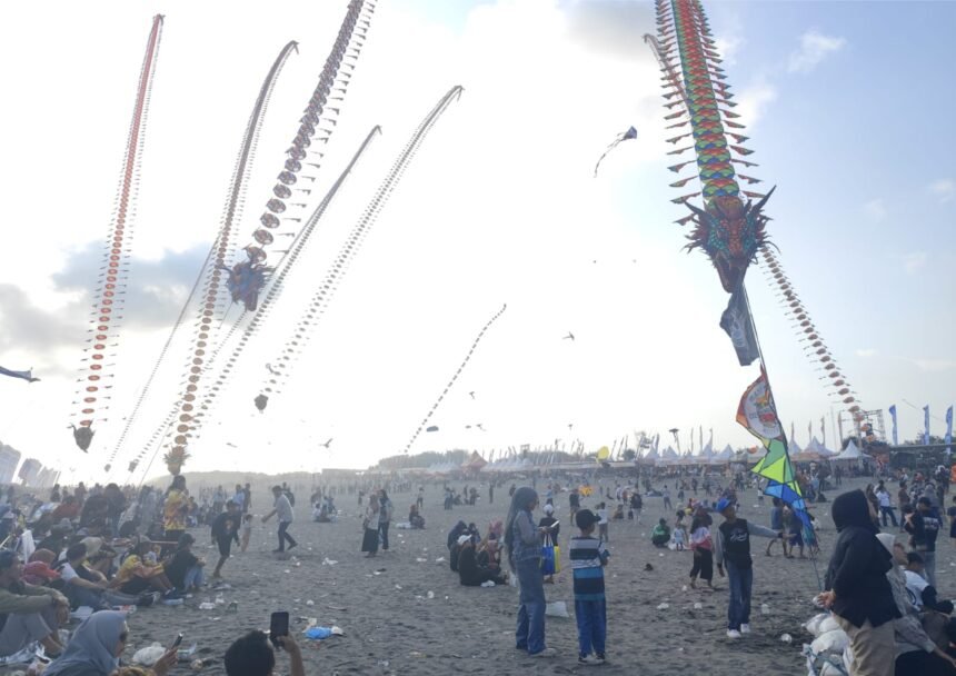 Jogja International Kite Festival di Pantai Parangkusumo